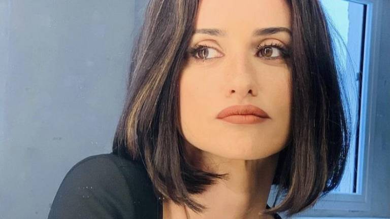 La actriz Penélope Cruz de 46 años luce mucho más joven con el nuevo look.