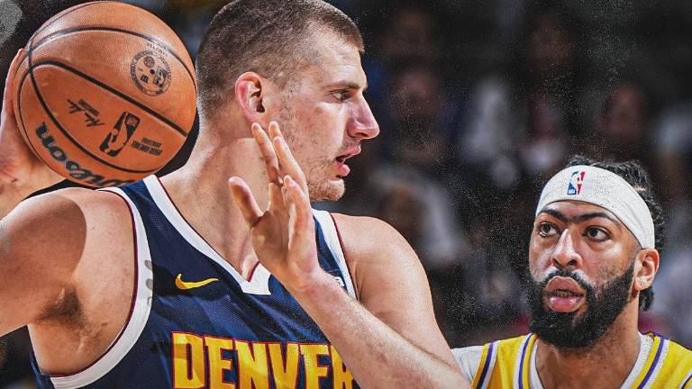 Nikola Jokić trata de superar la marca de Anthony Davis.