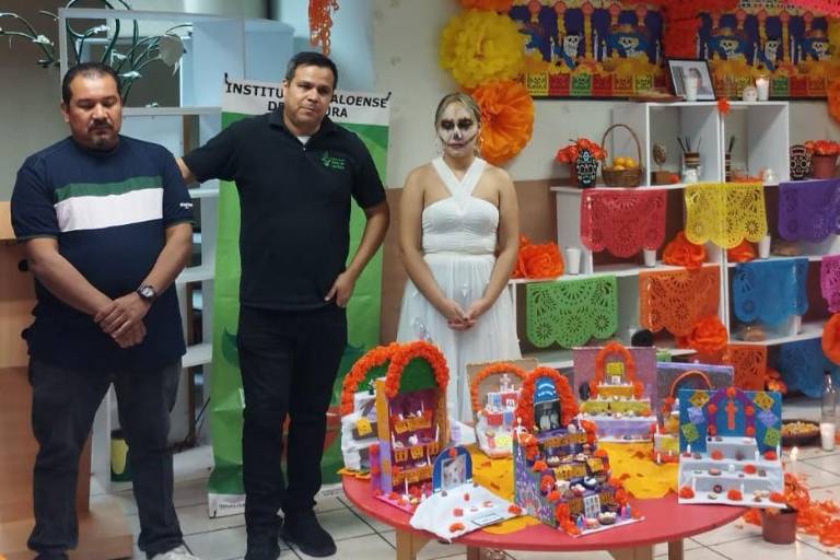 Exponen trabajos del Taller de Mini Altares y Calaveritas Literarias
