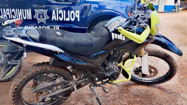 Policías aseguran en El Rosario una motocicleta Italika que contaba con reporte vigente de robo.