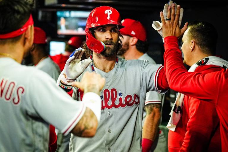 Bryce Harper logra jonrón; Filis neutraliza bateo de Bravos y ganan Juego 1 de la SDLN