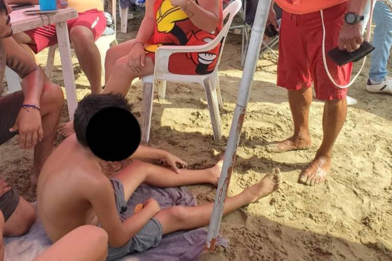 Rescatan salvavidas a un niño y a un adulto mayor en playas de Mazatlán