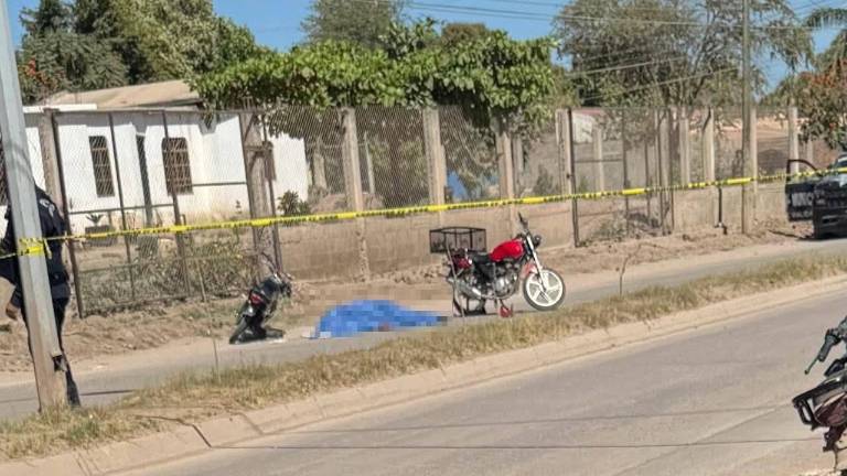 La fuerza de la colisión proyectó a los tres involucrados contra el pavimento, provocando lesiones letales en el joven conductor.