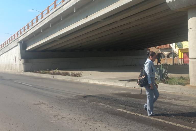 Brotan baches en nueva vialidad del puente Colosio, en Mazatlán