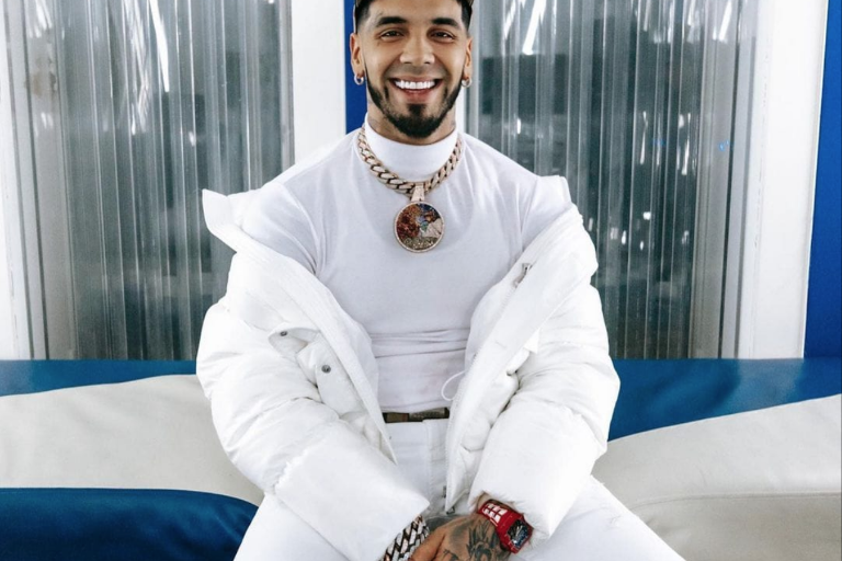 Deja Anuel caer una motocicleta encima de sus fans en pleno concierto