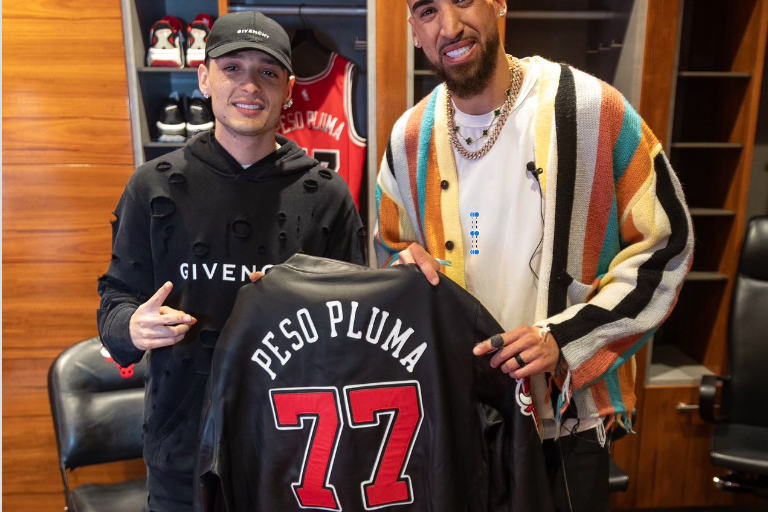 Causa furor Peso Pluma en su visita a los Bulls de Chicago