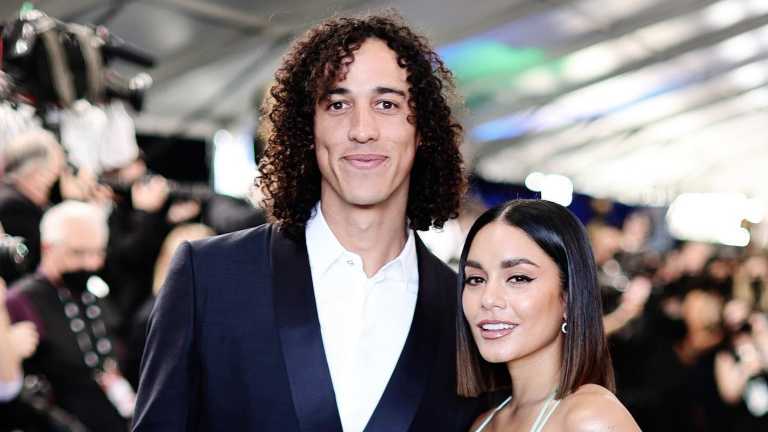 Cole Tucker y Vanessa Hudgens se comprometen en matrimonio a dos años de haberse conocido.