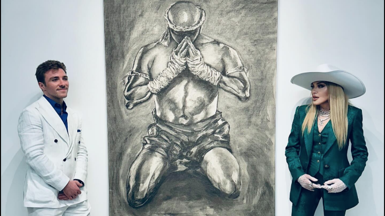 Madona acompaña a su hijo Rocco en su exposición.