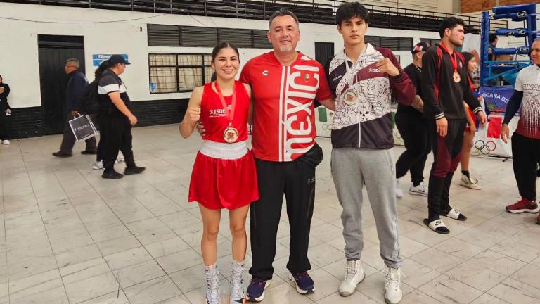 Radamés Hernández, junto a los pugilistas Esmeralda Patiño y Hugo Padilla.