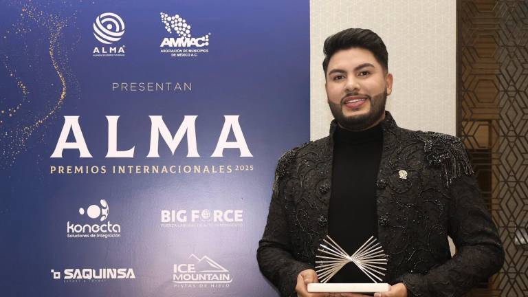 Richard Millán recibió el galardón al Mérito Humano de los Premios Internacionales ALMA en Ciudad de México.