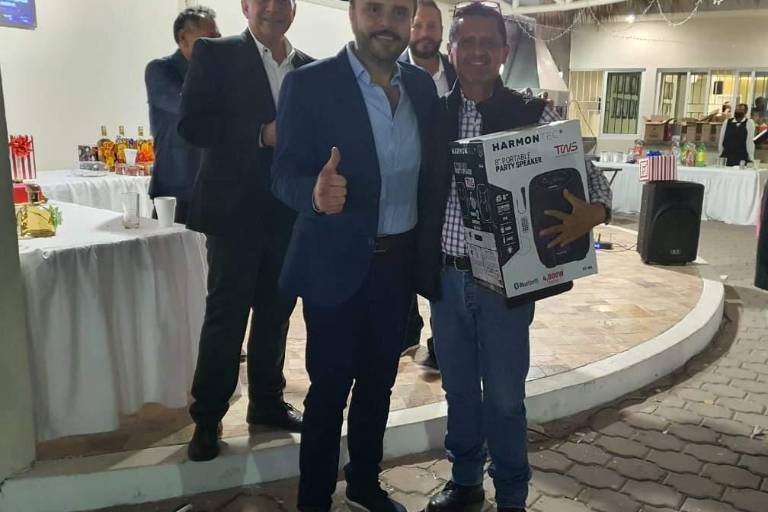 Ingenieros brindan por el Año Nuevo