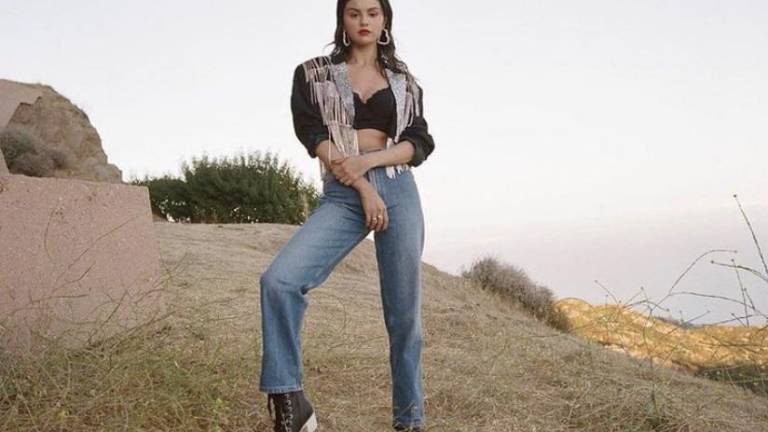 Selena Gómez copia el look de la reina del Tex-Mex y se luce en mom jeans
