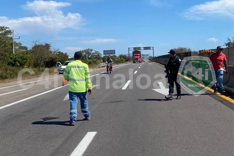 Abren circulación de Autopista del Pacífico tras volcadura de tráiler