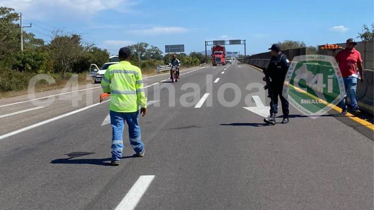 Las autoridades habían cerrado la carretera debido a un accidente que se dio de un tráiler que traía dos contenedores con combustible y que terminó volcado.