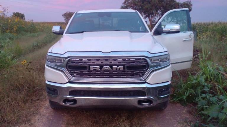 La camioneta, la cual estaba sola y con una puerta abierta, llamó la atención de policías estatales, quienes confirmaron el reporte de robo con el que contaba.