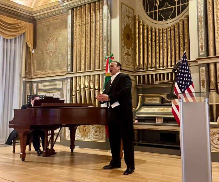 José Manuel Chu durante el concierto, acompañado por el maestro José Antonio Espinal.