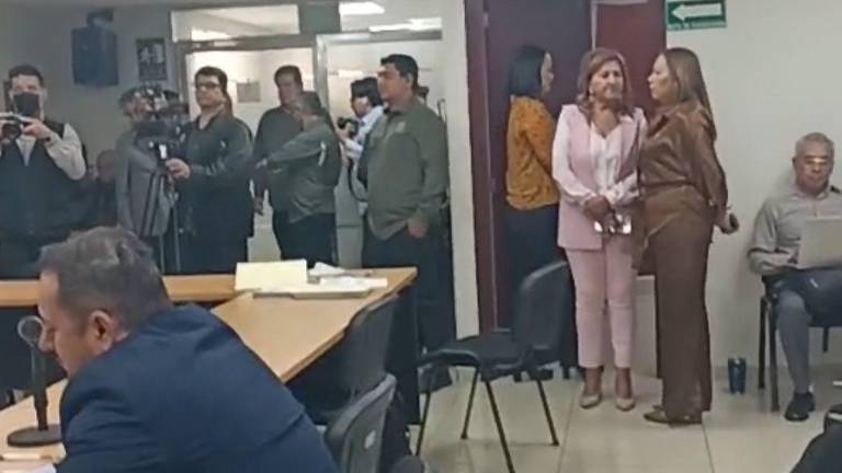 La Diputación permanente del Congreso de Sinaloa suspendió sesión por la manifestación de dos activistas.