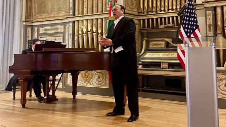José Manuel Chu durante el concierto, acompañado por el maestro José Antonio Espinal.