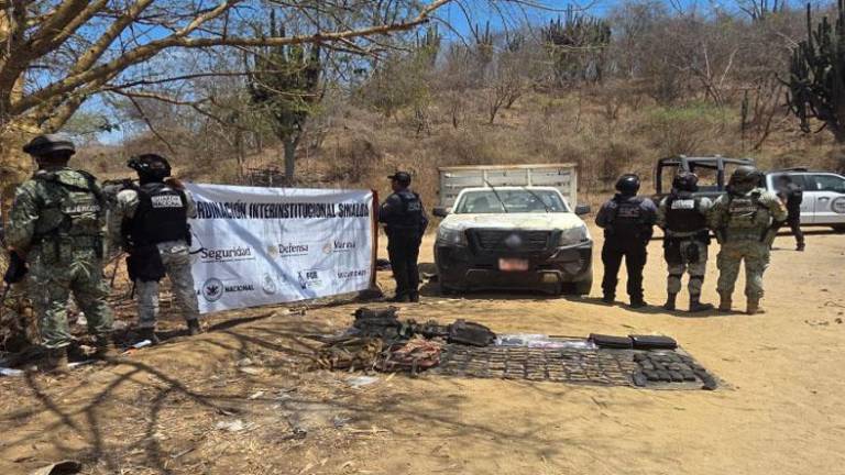 Autoridades federales aseguraron municiones, equipo táctico y un vehículo robado en El Quelite.