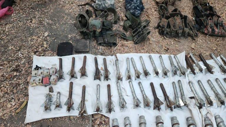Algunos de los artefactos explosivos asegurados en operativos en Sinaloa.