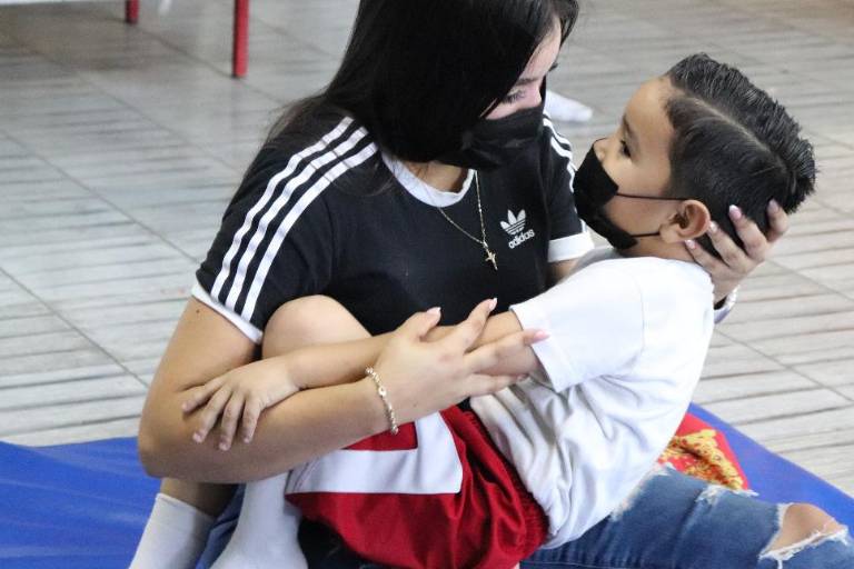 Alumnos de preescolar del ICO conviven con sus papás jugando