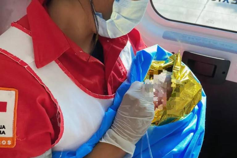 Socorristas de Cruz Roja auxilian a una joven de Mazatlán en trabajo de parto