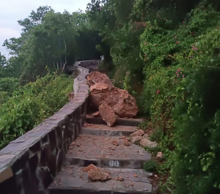 $!Lluvias generan deslave en el cerro del Faro; cierran acceso