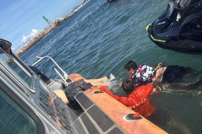Rescatan a dos pescadores atrapados por fuerte oleaje en Mazatlán