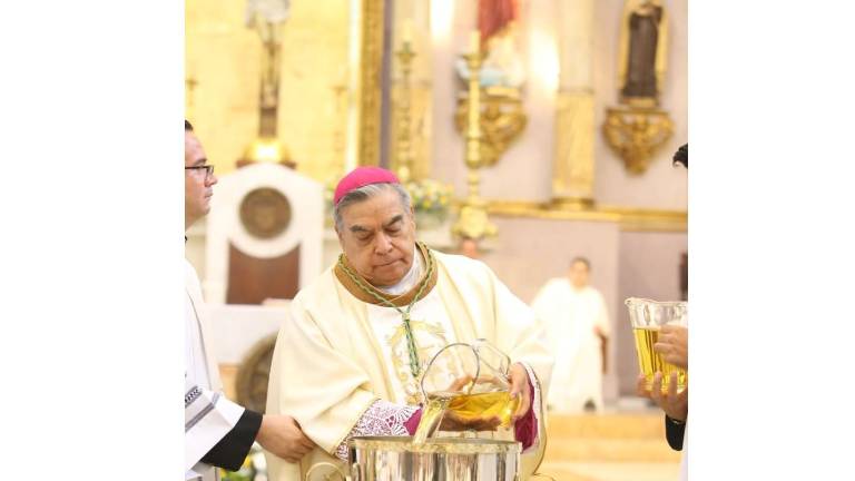 Durante la celebración en La Catedral se llevó a cabo la consagración del Santo Crisma y la bendición de los óleos de los catecúmenos y de los enfermos.