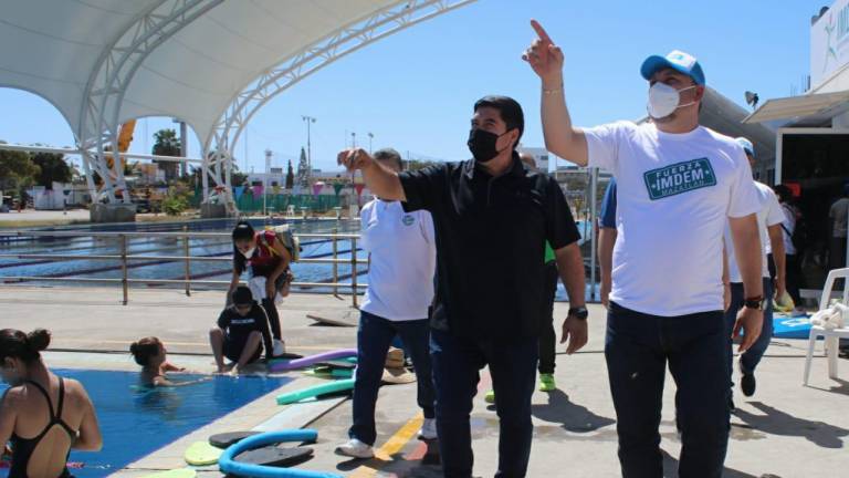 Carlos Verdugo y Jorge Palomino recorren las instalaciones de la Alberca Olímpica de Mazatlán.