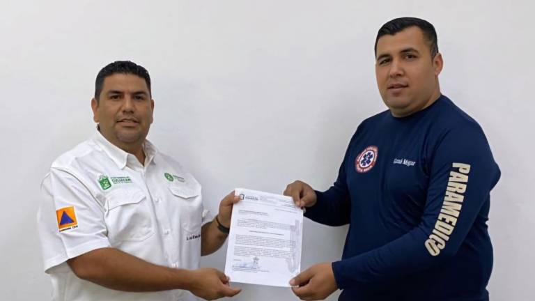 Jesús Bill Mendoza Ontiveros entrega el reconocimiento al Grupo de Voluntarios Costa Rica AC.