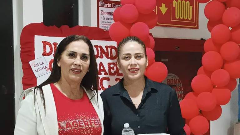 La Alcaldesa y la presidenta del DIF repartieron comida a enfermos y a personal del Hospital.