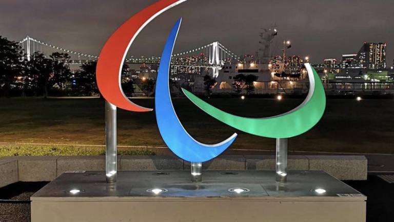 Los agitos ya lucen en la villa olímpica listos para los Juegos Paralímpicos.