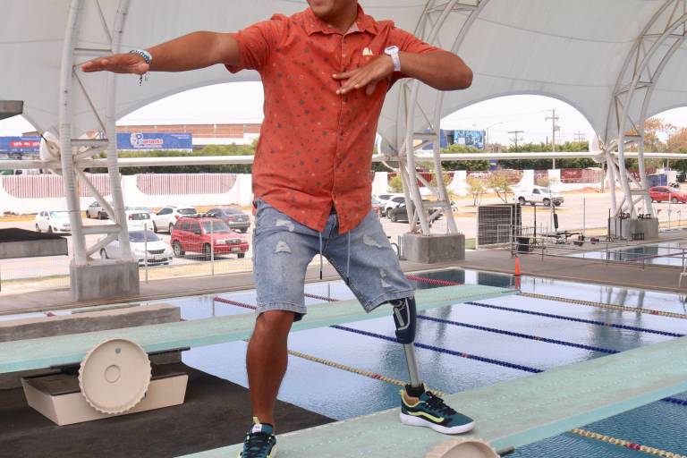 Vuelve ‘Shutama’ motivado del Hawaii Adaptative Surfing Championship