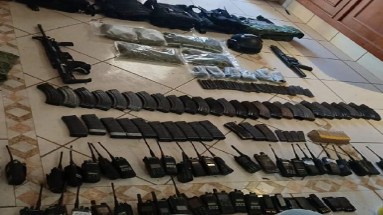 Autoridades federales mostraron armas, vehículos y equipo táctico asegurado en Culiacán.