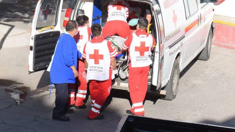 Elementos de la Cruz Roja lo declararon sin vida al llegar al hospital de la benemérita institución.
