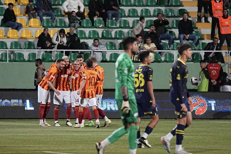 ¡Escándalo! Fenerbahçe abandona final de la Supercopa al minuto de juego como protesta