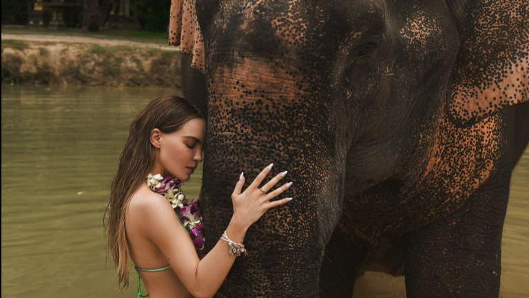 Belinda disfruta de su paso por Tailandia visitando un santuario de elefantes.