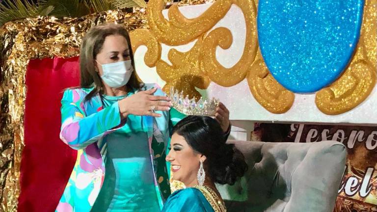 Ashley I es coronada por la Alcaldesa Blanca Esthela García Sánchez.