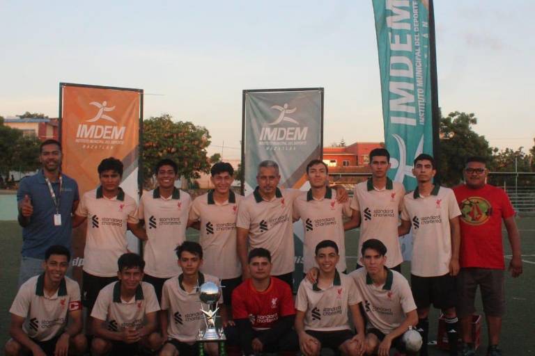 Tritones HKP alza la Copa de la Liga de Primera Fuerza de la Flores Magón