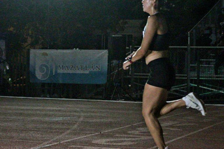 Uziel Muñoz y Brenda Flores hacen válidos los pronósticos en Festival de Fondo y Medio Fondo