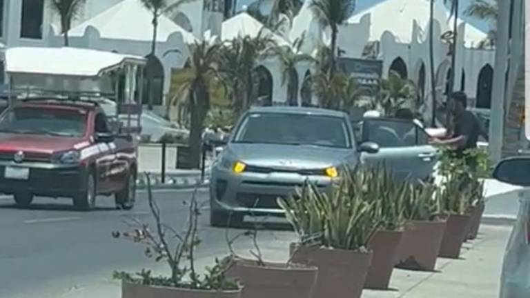 Circula video de la privación de la libertad de hombre en el malecón de Mazatlán; se desconoce si es reciente