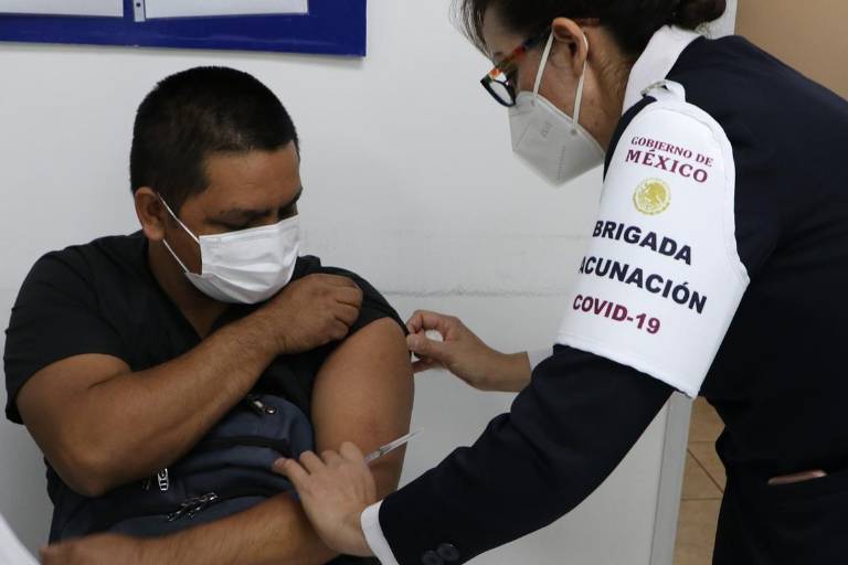 A finales de abril estará vacunado todo el personal médico de Sinaloa: Encinas