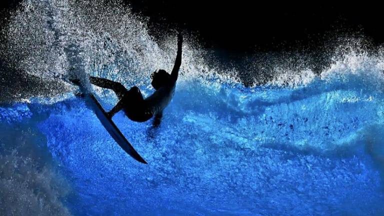 Surfeando peligrosamente la ola, foto BBC.