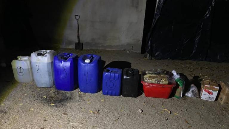 Durante un operativo en Culiacán, personal de la Marina y fuerzas de seguridad aseguraron sustancias químicas que serían utilizadas en la elaboración de drogas.