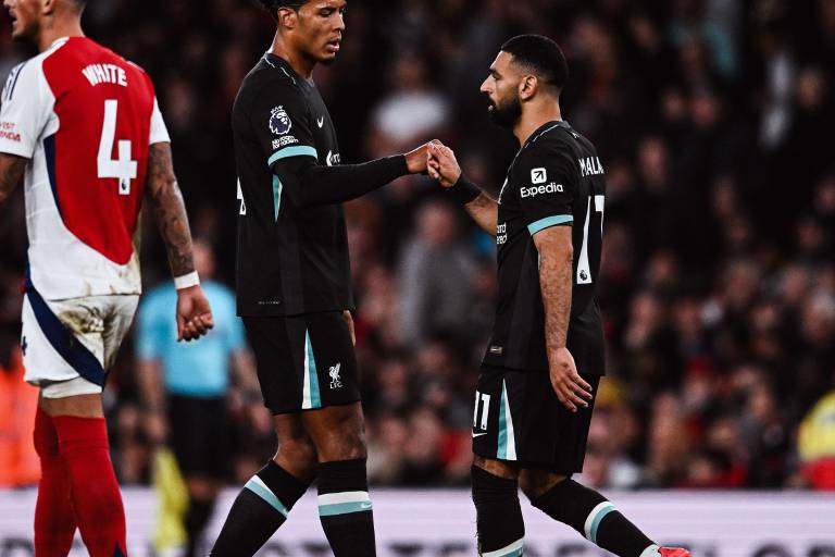 Salah salva al Liverpool, pero no evita liderato del Manchester