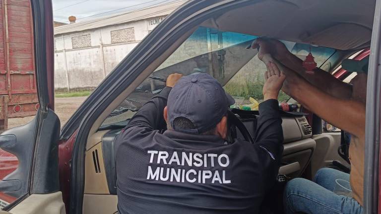 La Secretaría de Seguridad Pública de Sinaloa anunció que este lunes iniciaría la etapa de sanciones por exceder el porcentaje de visión permitido.