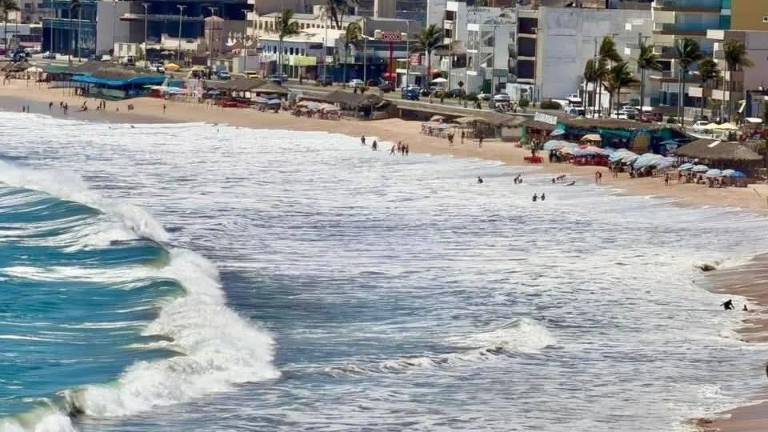 El Escuadrón de Salvamento Acuático de Mazatlán llama a extremar precauciones ante la presencia de mar de fondo.
