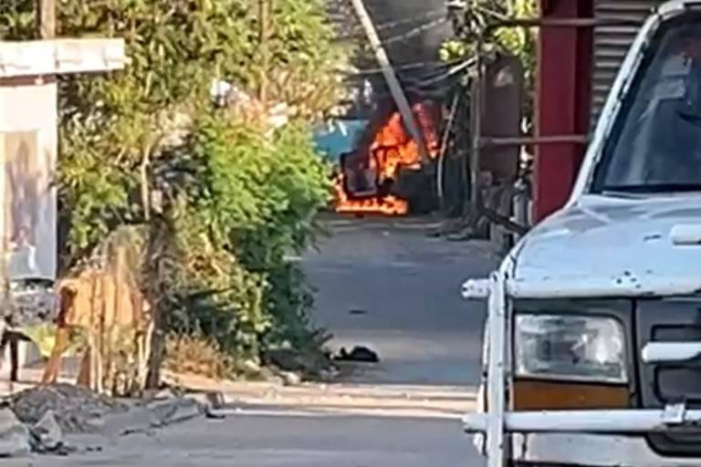 Vehículos incendiados bloquearon vialidades de Escuinapa tras el enfrentamiento armado registrado este miércoles.