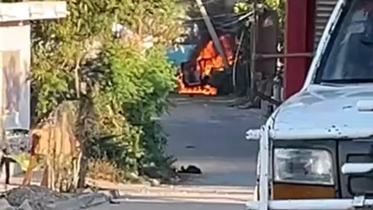 Vehículos incendiados bloquearon vialidades de Escuinapa tras el enfrentamiento armado registrado este miércoles.